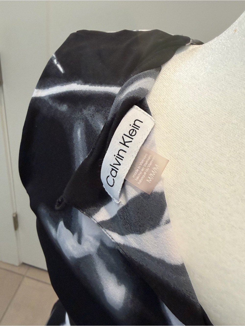 Calvin Klein Sleeveless Black & White Abstract Print Women's Top - Picture 4 of 5